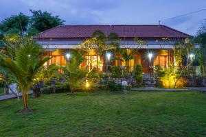 a home lit up at night with lights at Karang Agartha Lembongan in Nusa Lembongan