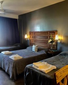 ein Hotelzimmer mit 2 Betten und Handtüchern darauf in der Unterkunft Plano Vertical in San Miguel de Tucumán