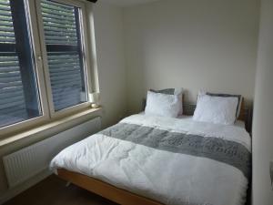 Giường trong phòng chung tại Schiphol Apartments