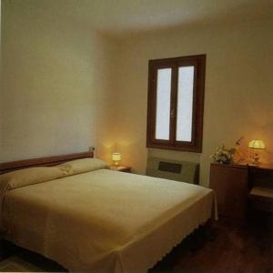 a bedroom with a white bed and a window at Albergo Volpara in Mussolente 