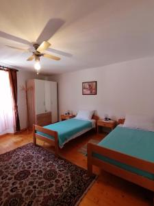 Postel nebo postele na pokoji v ubytování Rooms by the sea Plomin Luka, Labin - 15078