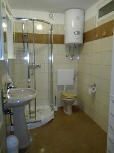 Koupelna v ubytování Rooms by the sea Plomin Luka, Labin - 15078