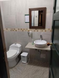 łazienka z toaletą i umywalką w obiekcie Hostal Rana w mieście Villa de Leyva