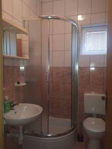 y baño con ducha, lavabo y aseo. en Apartments with a parking space Senj - 16364 en Senj