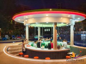 ein Restaurant auf einem Kreuzfahrtschiff in der Nacht in der Unterkunft Paradise Garden Hotel and Convention Boracay Powered by ASTON in Boracay