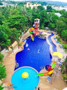 einen Wasserpark mit einer Wasserrutsche und einem Wasserpark in der Unterkunft Paradise Garden Hotel and Convention Boracay Powered by ASTON in Boracay