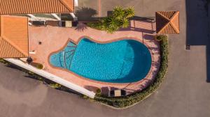 an overhead view of a swimming pool at a resort at Palms Motel in Nelson