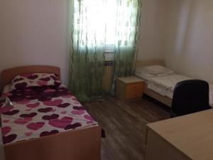 Kleines Zimmer mit einem Bett und einem Fenster in der Unterkunft Apartments with a parking space Brodarica, Sibenik - 16470 in Šibenik