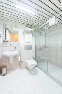 Koupelna v ubytování Viva Deluxe Hotel