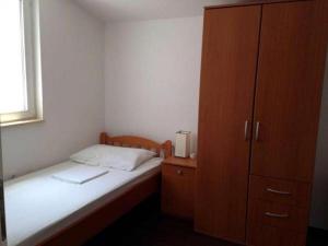 Postel nebo postele na pokoji v ubytování Apartment Povljana 16466b