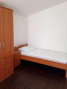 Postel nebo postele na pokoji v ubytování Apartment Povljana 16466b