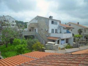 Zdjęcie z galerii obiektu Apartments by the sea Omisalj, Krk - 16512 w mieście Omišalj