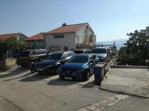 Zdjęcie z galerii obiektu Apartments by the sea Omisalj, Krk - 16512 w mieście Omišalj