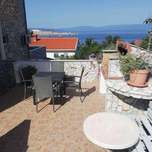 Zdjęcie z galerii obiektu Apartments by the sea Omisalj, Krk - 16512 w mieście Omišalj