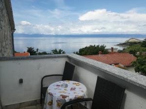 Zdjęcie z galerii obiektu Apartments by the sea Omisalj, Krk - 16512 w mieście Omišalj