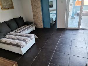 Zdjęcie z galerii obiektu Apartments by the sea Omisalj, Krk - 16512 w mieście Omišalj