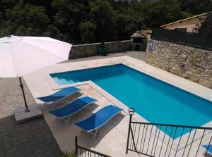 Výhled na bazén z ubytování Family friendly house with a swimming pool Frankovici, Central Istria - Sredisnja Istra - 16569 nebo okolí