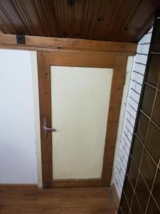 Duas portas num quarto com tectos em madeira em Guest Room Asparuh em Troyan