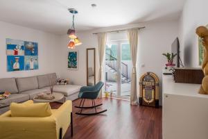 Posezení v ubytování Dalmatian 230m2 with pool and garden near the old town for families