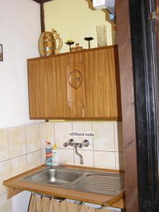 Köök või kööginurk majutusasutuses Rekreační chaty Malý Ratmírov