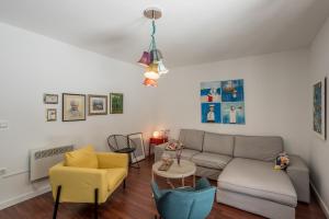 Posezení v ubytování Dalmatian 230m2 with pool and garden near the old town for families
