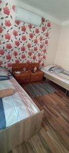 A bed or beds in a room at Orsi Apartman / vendegház