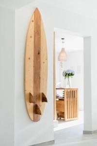 una tabla de surf de madera colgada en una pared de una habitación en Outsite Ibiza, en Es Canar