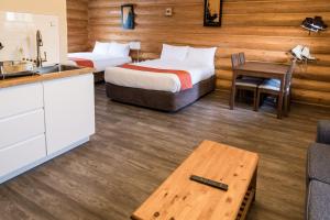 Postel nebo postele na pokoji v ubytování Glacier House Hotel & Resort