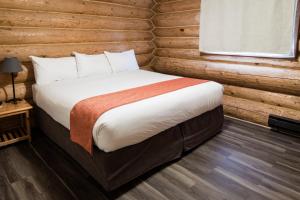 Postel nebo postele na pokoji v ubytování Glacier House Hotel & Resort