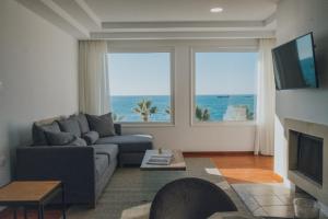 uma sala de estar com vista para o oceano em Suitenes Coast em Rethymno Town