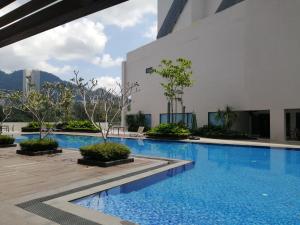 una piscina con acqua blu in un edificio di 3 bedroom 12pax Midhills pool view free WIFI a Resorts World Genting