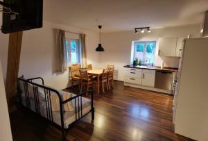 - une cuisine et une salle à manger avec une table et des chaises dans l'établissement Niedergerner Alpaka Ranch, à Haiming