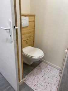 a small bathroom with a toilet in a room at home détente in Marmande