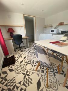 cocina con mesa y sillas en una habitación en home détente, en Marmande