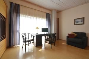 TV a/nebo společenská místnost v ubytování Chalet Yulia