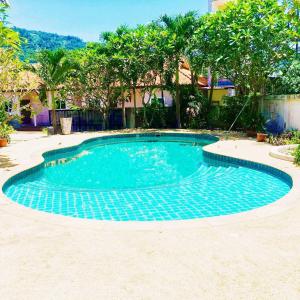 - une petite piscine dans une cour arborée dans l'établissement At Lamai Resort, à Lamai