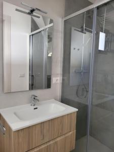 bagno con lavandino e doccia di Le dimore del salento appartamento 2 a Tricase