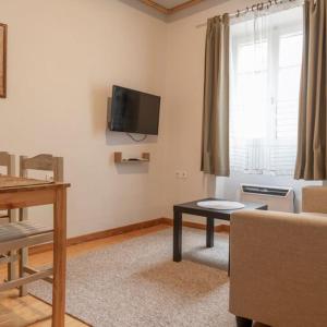TV a/nebo společenská místnost v ubytování Nasos Corfu Town Apartment