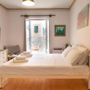 Postel nebo postele na pokoji v ubytování Nasos Corfu Town Apartment