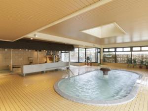 una gran piscina de agua en un gran edificio en Aishinkan en Morioka