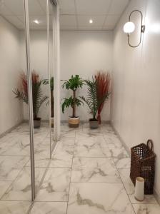 un couloir avec des plantes en pot dans une chambre dans l'établissement Logement entier+ jardin privé et parking 2places, à Rouen
