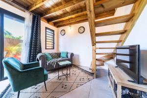 Posezení v ubytování Charmant chalet avec jacuzzi, L'île Ô Vert