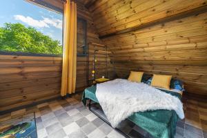 Postel nebo postele na pokoji v ubytování Charmant chalet avec jacuzzi, L'île Ô Vert