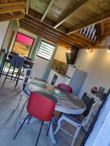 Kuchyň nebo kuchyňský kout v ubytování Charmant chalet avec jacuzzi, L'île Ô Vert