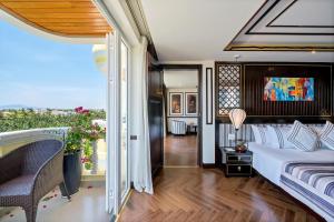 1 dormitorio con 1 cama y balcón en Le Pavillon Hoi An Luxury Resort & Spa, en Hoi An
