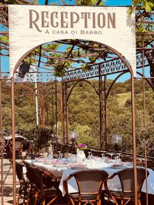 stół z krzesłami i znak dla restauracji w obiekcie Casa di Babbo w mieście Macinaggio