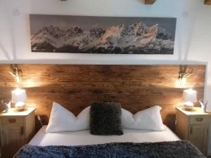 sypialnia z białym łóżkiem i 2 szafkami nocnymi w obiekcie Kitzdesign in Kirchberg w mieście Kirchberg in Tirol