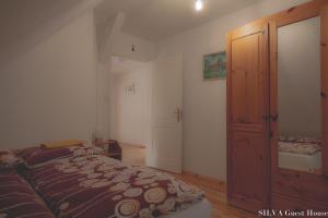 Postel nebo postele na pokoji v ubytování SILVA Guest House - dom wczasowy, tenis, basen, balia i sauna