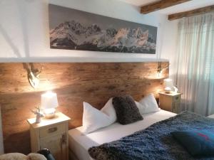 sypialnia z łóżkiem i drewnianą ścianą w obiekcie Kitzdesign in Kirchberg w mieście Kirchberg in Tirol