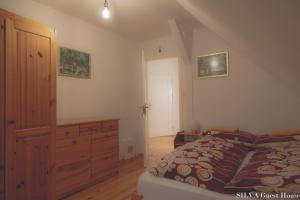 Postel nebo postele na pokoji v ubytování SILVA Guest House - dom wczasowy, tenis, basen, balia i sauna